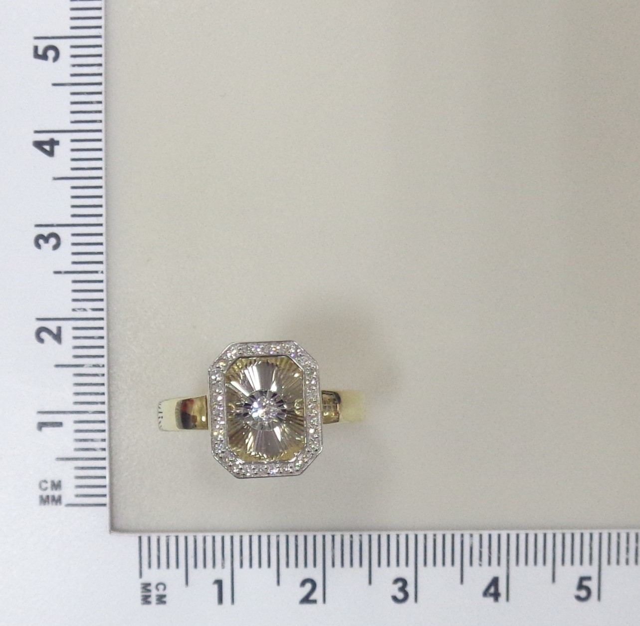 Кольцо из желтого золота с бриллиантами